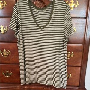 GAP Green and White V-Neck Short Sleeve Tee